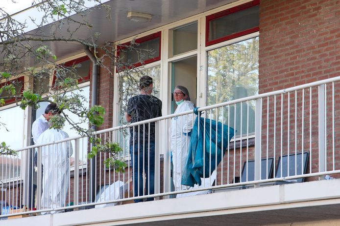 De politie vond een lichaam in de woning van Elly Leeflang aan de Gratamastraat in de wijk Het Lage Land in Rotterdam-Oost.