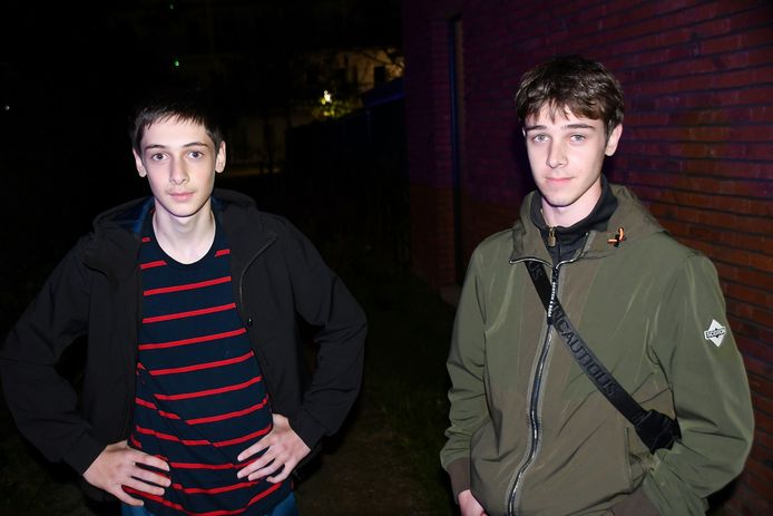 Mansoer El'murzayev (17, rechts) en zijn broer Malik (14) wonen vlak bij de ontplofte woning in Kortrijk.