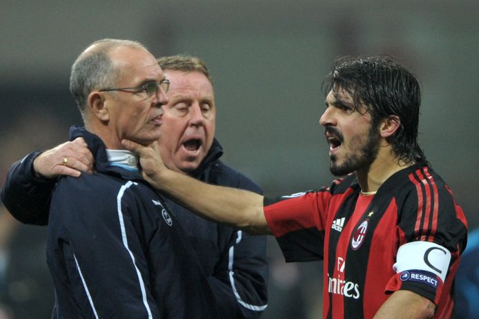 Gennaro Gattuso grijpt Joe Jordan bij de keel (let op het woordje respect onder de aanvoerdersband).