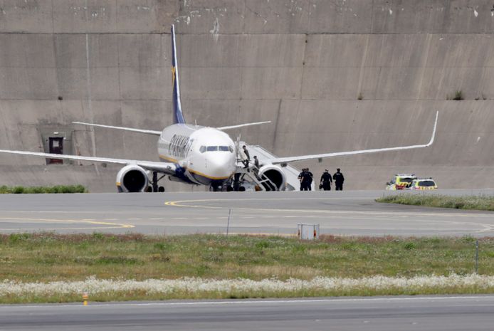 Een woordvoerster van de luchtvaartmaatschappij zegt dat bemanningsleden een "briefje vonden met de bewering dat er mogelijk een veiligheidsrisico was aan boord".