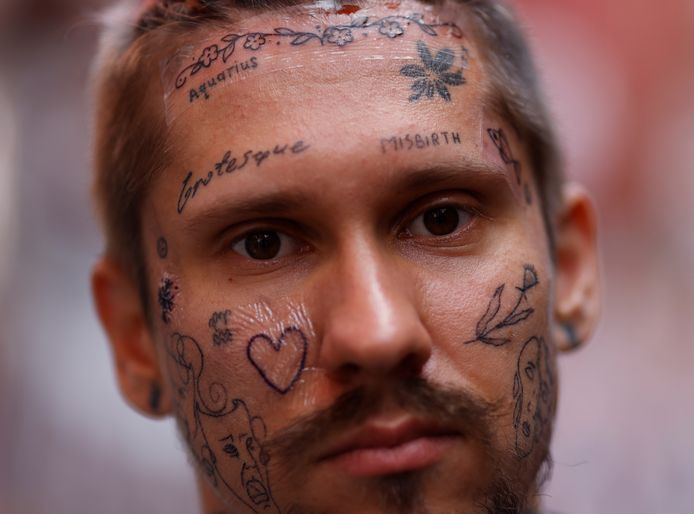 De 29-jarige Oleksandr Kryshtof liet vier nieuwe tatoeages zetten tijdens de marathon.