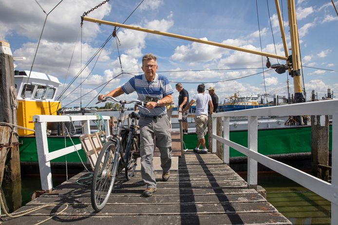 Bram Vervenne verlaat het pontje in Bruinisse: ,,Op deze manier zie je pas hoe mooi Zeeland is. De combinatie van fietsen en varen is buitengewoon."
