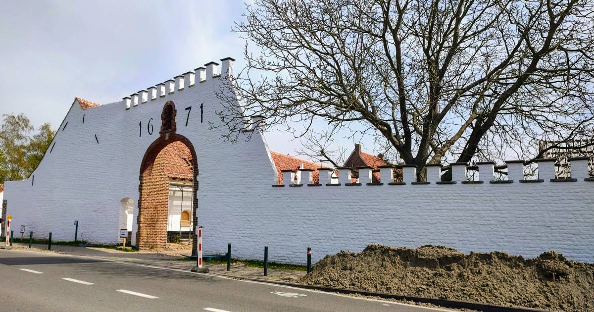 Stadsbestuur trakteert tijdens Oudenburg Zomert | Oudenburg | hln.be