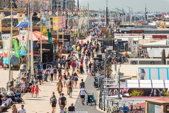Een drukke Scheveningse boulevard. Door de coronamaatregelen lijkt het aandeel van Duitse toeristen in die zomerse drukte tegen te gaan vallen.