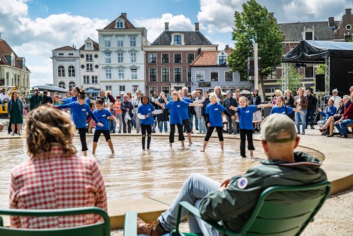 Een dansoptreden van kinderen in de nieuwe waterspeelplaats op het Grote Kerkhof.