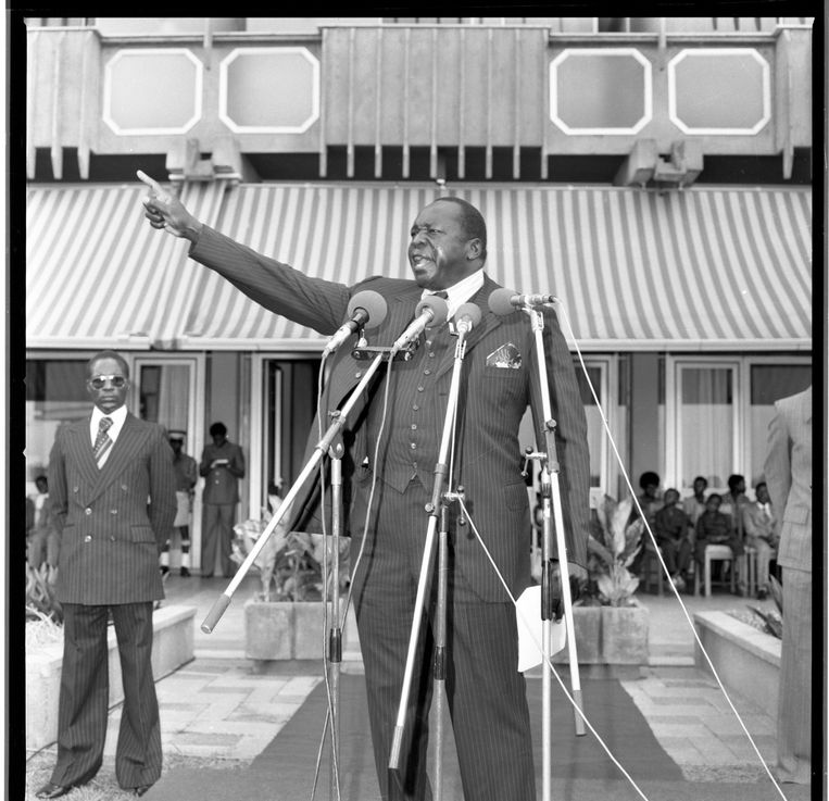 Idi Amin houdt een verjaardagstoespraak. Beeld  