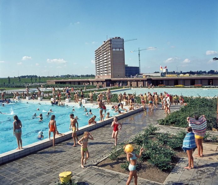 Openluchtzwembad De Blinkert in de zomer van 1971. Op de achtergrond het flatgebouw Reviusrondeel 1 t/m 366 in aanbouw.