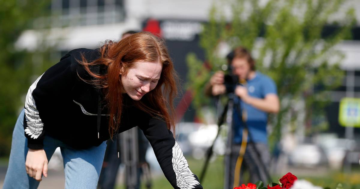I russi piangono i bambini morti e l’eroico insegnante dopo una sparatoria a scuola e altre 23 vittime in ospedale fuori dal paese