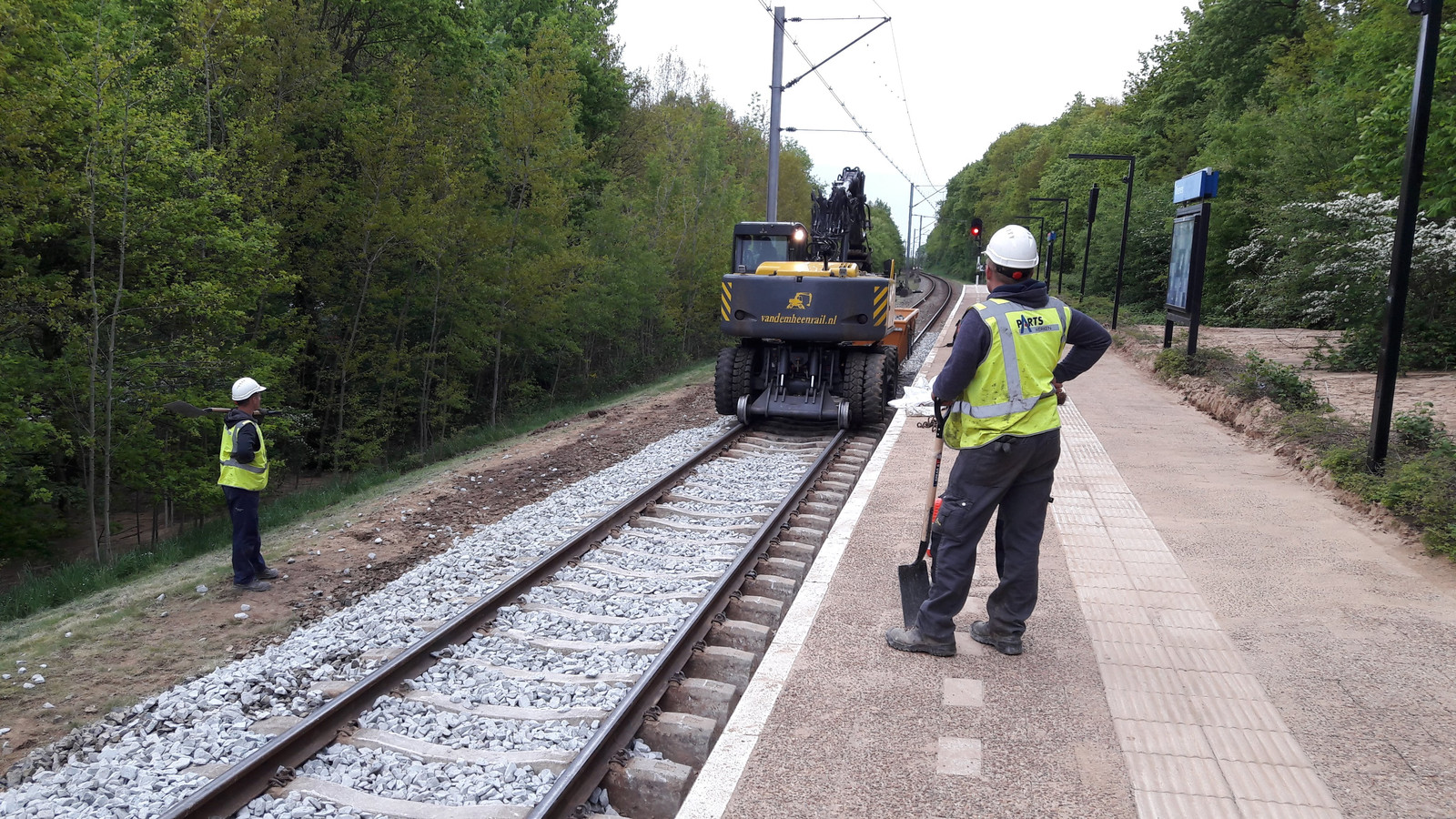 Hele dag geen treinen naar Rhenen: modderstroom over perron | Foto ...