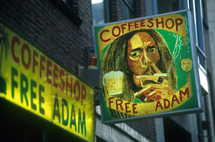 In Nederland wordt de verkoop via coffeeshops gedoogd, maar teelt en aanvoer is verboden.