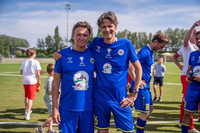 Zo emotioneel reageert Erik Van Looy bij zijn laatste voetbalmatch ...