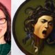 De Medusa-blik van comedian en schrijfster Natalie Haynes: ‘Gevaarlijke vrouwen worden altijd geseksualiseerd’