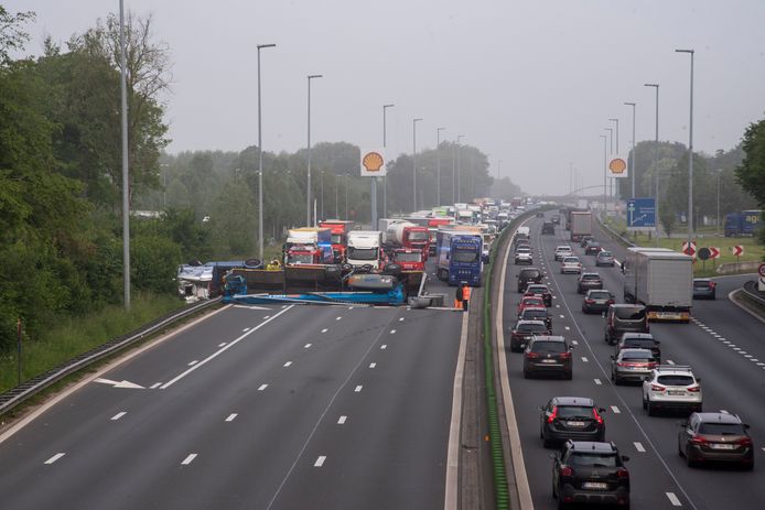 De gekantelde vrachtwagen versperde de volledige E40 in Wetteren richting Brussel.
