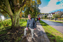 Henny Everts oud directeur RTV Oost, hier in zijn oude woonbuurt Tuindorp in Hengelo.