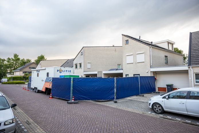 De politie doet forensisch onderzoek in een woning aan de Govert Flinckstraat in Ommen.