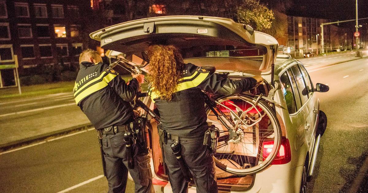 Fietser 'vliegt door lucht' na aanrijding in Eindhoven, één zwaargewonde.