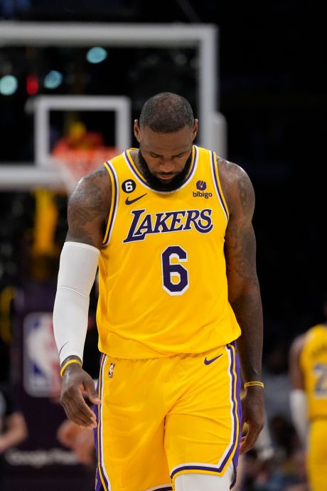 Après l’élimination des Lakers, LeBron James laisse planer le doute sur son avenir 