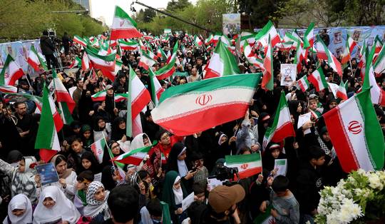 Iraniërs vormen menselijke kettingen rond energiecentrales voor Trumps deadline • Pro-Iraanse militie in Irak laat Amerikaanse journalist vrij