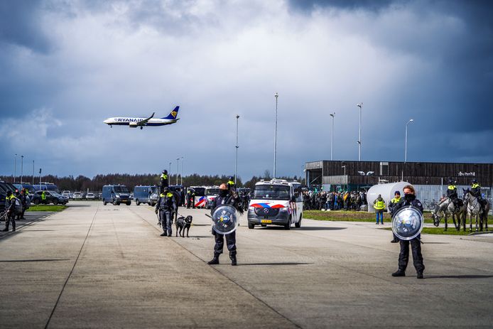 Actiegroep Extinction Rebellion voerde afgelopen zaterdag actie op Eindhoven Airport.