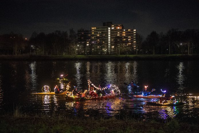 Versierde kano's van De Batavier bij het Maas-Waalkanaal.