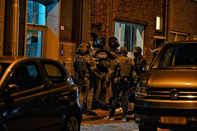 Een man is door een arrestatieteam uit zijn woning in de Sint Annastraat in Tilburg gehaald.