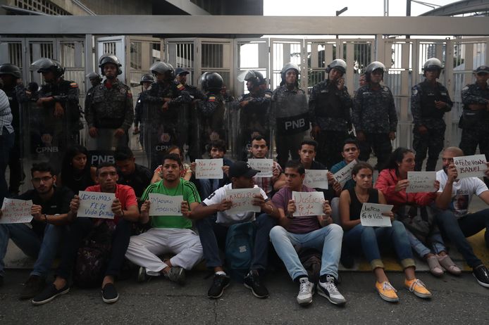 Aanhangers van de oppositie protesteren tegen het regime van Maduro en de dood van lokale politicus Fernando Alban.