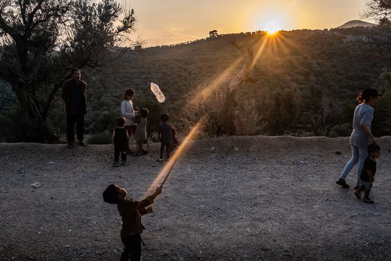 Vluchtelingen in een kamp op het Griekse Lesbos. Stichting VluchtelingenWerk spreekt in het licht van de Moriadeal van een ‘dubieuze goocheltruc’. Beeld Joris Van Gennip