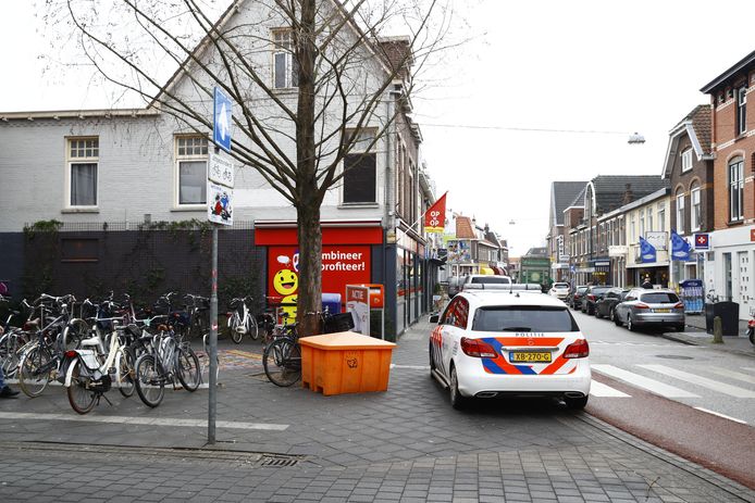 De overvallen winkel aan de Assendorperstraat.