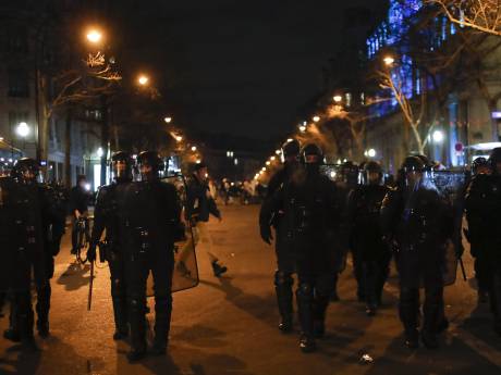 Réforme des retraites: une nuit sous haute tension et des “scènes de chaos” en France