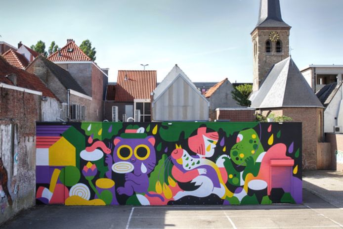 De muurschildering op de Mols parking in Breda, met de gewonde paradijsvogel in de armen van een meisje.