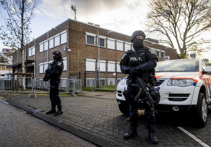 Zwaarbewapende agenten bij de gerechtsbunker in Amsterdam-Osdorp voorafgaand aan een inhoudelijke zitting in het liquidatieproces Marengo.