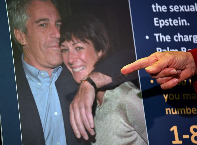 Een foto van Epstein en Ghislaine Maxwell.