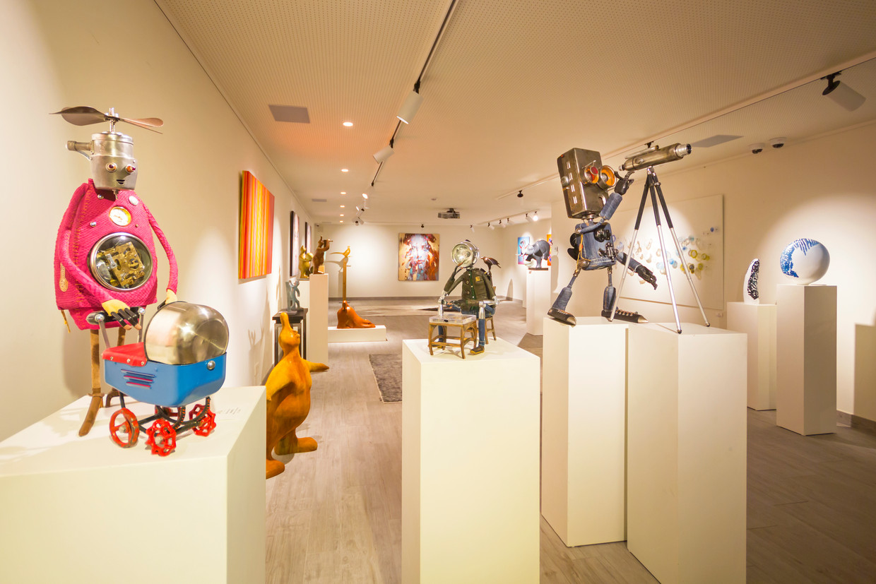 Moderne kunst van o.a. de Oekraïense kunstenaar Machinarius in Art Center Horus in Sint-Martens-Latem. Beeld Sander Groen