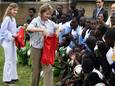 Een archiefbeeld van koningin en prinses Elisabeth op werkbezoek in Kenia.