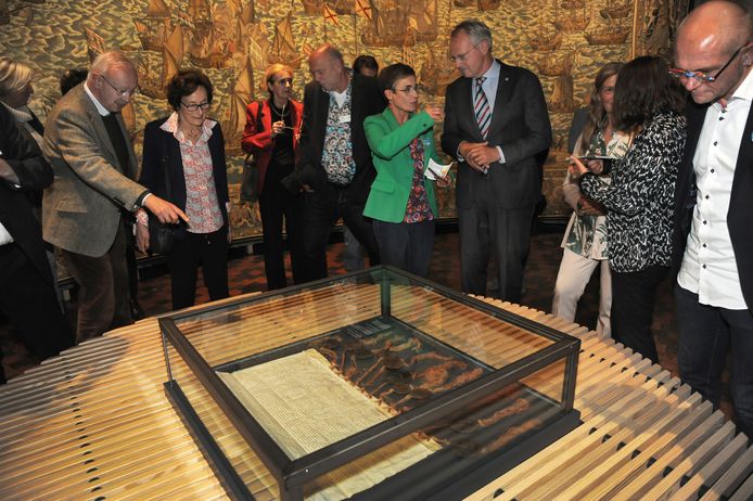 Onthulling van de originele akte van de Vrede van Parijs uit 1323 in het Zeeuws Museum.