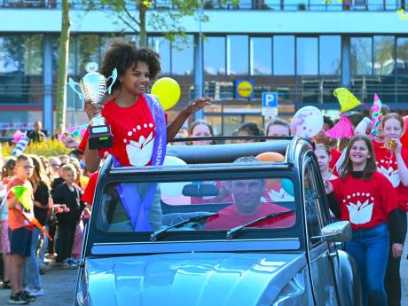 Champagne, taart en een rit in een open auto voor Danischa Bah, de beste voorlezer van Nederland
