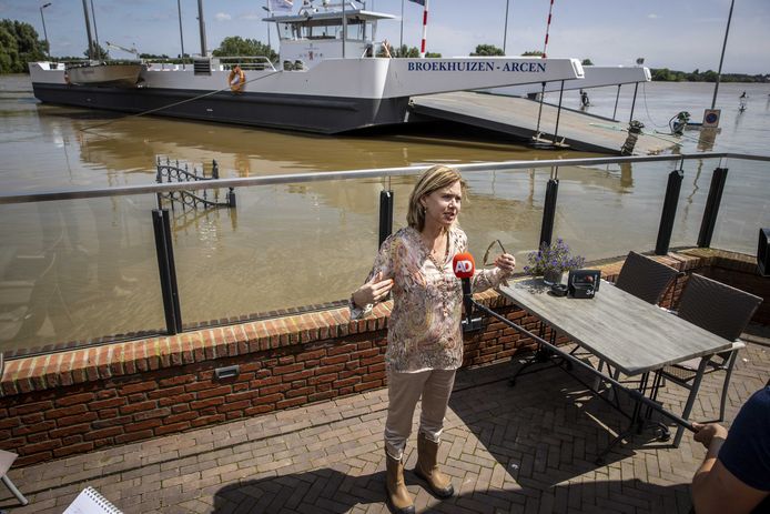 Demissionair minister Cora van Nieuwenhuizen (Infrastructuur en Waterstaat) staat de pers te woord tijdens een bezoek aan het door overstromingen getroffen Limburg.