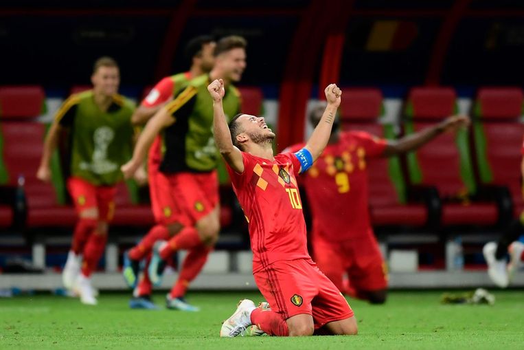 Eden Hazard valt op de knieën na de stunt tegen Brazilië. Beeld photo news