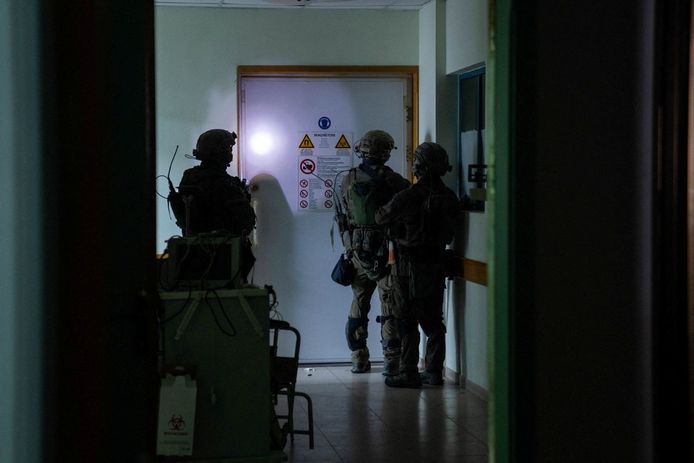 Israëlische soldaten inspecteren het Al-Shifa-ziekenhuis.