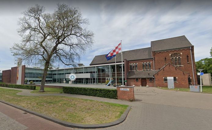 Het gemeentehuis in Hoogerheide wordt sinds het najaar regelmatig door jongeren als hangplek gebruikt. De gemeente gaat nu kijken waar ze een ruimte voor hen kan inrichten.