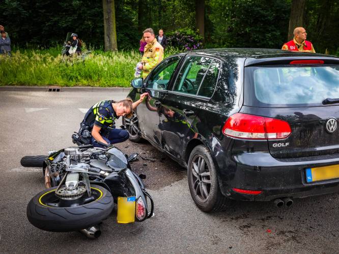 Motorrijder kan niet op tijd uitwijken en klapt op auto in Eindhoven, traumaheli geland