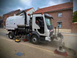 Veegwagen pakt onkruid aan