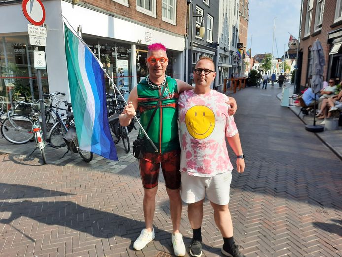 Richard Prins (l), runner up bij de Mister Rubber Nederland-verkiezing, en vriend Michel Brouwer waren al vroeg in Goes.