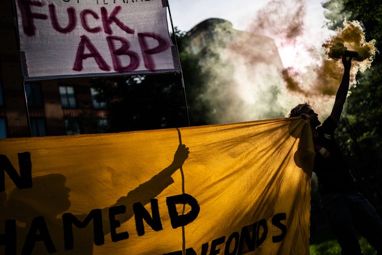 Klimaatactivisten van Extinction Rebellion protesteren op 17 september 2021 voor het ABP-kantoor in Amsterdam.  Beeld Joris van Gennip