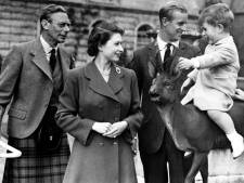 Britse hof deelt foto van jonge Queen met vader op Vaderdag