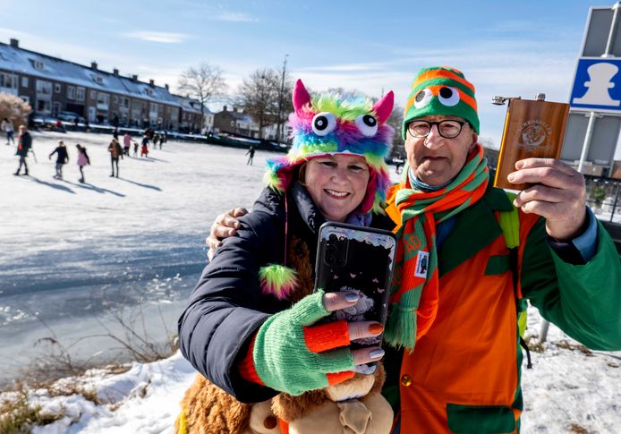 Carnavalsliefhebbers bij de Piushaven.