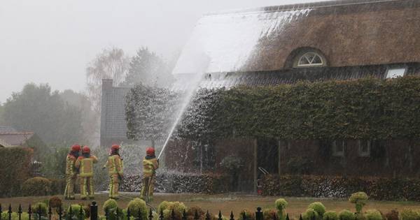 Brand in rieten dak van woning in Bakel