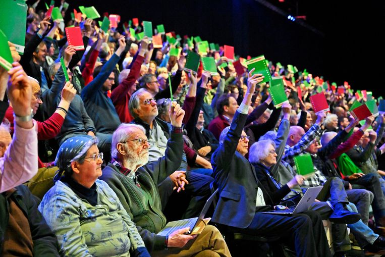 Leden van GroenLinks stemmen tijdens het partijcongres in de Brabanthallen over het samengaan met de PvdA bij de komende provinciale verkiezingen.
 Beeld Guus Dubbelman / de Volkskrant