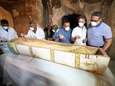 3.000 jaar oude mummie onthuld voor ogen van pers in Egypte