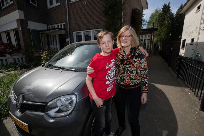 Willem van der Steeg en zijn oma Thea van der Steeg op de oprit waar zij bijna haar been kwijtraakte.